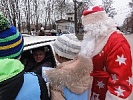 Инспекторы ГИБДД в костюмах Дедов Морозов обеспечивают безопасность на донских дорогах и дарят жителям новогоднее настроение