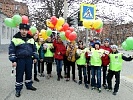 ЮИДовцы вручили шары-светофоры вежливым пешеходам