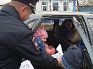 Сотрудники Госавтоинспекции разъясняют водителям важность применения детской удерживающей системы 