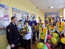 В Ростовской области сотрудники ГИБДД и юные инспекторы движения поздравили бессменного руководителя отряда ЮИД 