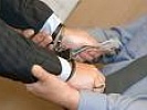 В Ростовской области вынесен обвинительный приговор лицу, давшему взятку полицейскому за возвращение арестованного имущества