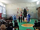 Сотрудники ГИБДД в костюмах Деда Мороза и Снегурочки устроили праздничный утренник для слабослышащих детей