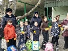 Сотрудники донской Госавтоинспекции помогают воспитанникам детских домов «засветиться» в темноте в преддверии Всемирного дня детей