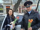 «Праздничный» патруль ДПС поздравил ростовских автомобилисток с Международным женским днём
