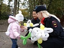 В период каникул донские автоинспекторы помогают юным посетителям парков отдыха стать заметнее на дороге