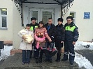 Донские госинспекторы в роддоме при выписке малыша вручили молодой семье «Автокресло» для новорожденных»