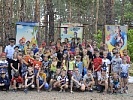 Сотрудники Госавтоинспекции Ростовской области вручают светоотражающие элементы детям в летних лагерях