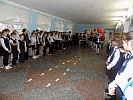 Донские школьники почтили память погибших в ДТП сверстников, выложив дорожку из бумажных детских следов