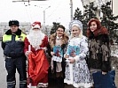 Полицейский Дед Мороз вручил ростовским водителям сертификаты на безопасные дороги в Новом году