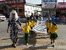  Маленькие шахтинцы с помощью яркого флешмоба напомнили водителям о необходимости соблюдения ПДД