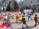 Донские дошкольники вручили зелёные воздушные шары «безопасности», прочитали стихи и устроили танцевальный флешмоб для водителей и пешеходов