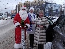 В Ростовской области Полицейский Дед Мороз вручает детям светоотражающие элементы 