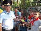 Сотрудники Госавтоинспекции продолжают вручать светоотражающие элементы донским школьником